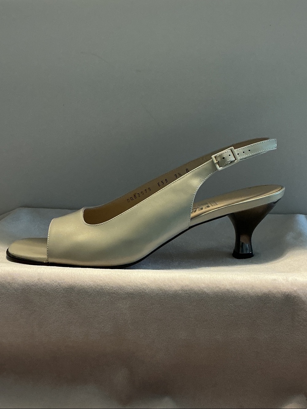 Ferragamo Thana Sling Back Heels Bone Gold Sz 9.5B
